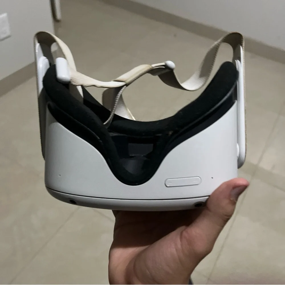 VR Headset in White